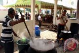 Pengurus masjid memasak bubur pedas di halaman Masjid Raya Al Mashun Medan, Senin (6/6). Tradisi warisan memasak bubur pedas pada bulan Ramadan ini telah ada sejak masa Kesultanan Deli yang dapat dinikmati oleh masyarakat sebagai hidangan khas ketika berbuka puasa. ANTARA SUMUT/Septianda Perdana/16