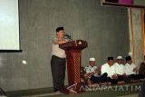 Kapolda Jawa Timur, Irjen Pol Anton Setiadji berbicara dalam safari ramadhan di Masjid Kepolisian Resor (Polres) Bojonegoro, Kamis (9/6). Pada kesempatan itu, ia meminta jajarannya meningkatkan pelayanan kepada masyarakat selama Puasa Ramadhan dan Hari Raya Idul Fitri. Antara Jatim/Foto/Slamet Agus Sudarmojo/zk/16. 