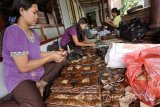 Pengrajin menyelesaikan pembuatan tas wanita berbahan batok kelapa di salah satu sentra di Tanjungsari Kota Blitar, Jawa Timur, Kamis (9/6). Selain di pasarkan ke beberapa daerah seperti Jakarta, Papua, dan Jogjakarta, tas batok (Kulit) kelapa yang dijual mulai harga Rp. 25 ribu hingga Rp. 125 ribu tergantung ukurannya tersebut juga di ekspor ke beberapa negara seperti Hongkong, Malaysia, Brunei Darussalam, serta Amerika. Antara Jatim/Irfan Anshori/zk/16