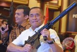 Menhan Ryamizard Ryacudu (kanan) didampingi Dirut PT Pindad Silmy Karim memperlihatkan produk senjata baru PT Pindad ketika peluncuran di Kantor Kemenhan, Jakarta Kamis (9/6) PT Pindad meluncurkan empat senjata baru yakni senapan serbu SS3, Senapan serbu SS2 Subsonic 5,66 mm, Sub Machine Gun PM3 dan Pistol G2 Premium sebagai bentuk komitmen menghasilkan produk dalam negeri untuk mendukung kekuatan militer dan mewujudkan kemandirian industri pertahanan dalam negeri. ANTARA FOTO/Wahyu Putro A/wdy/16.