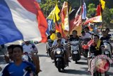 Sekelompok penggemar sepak bola berkonvoi dengan membawa bendera peserta Piala Eropa atau Euro 2016 di Jimbaran, Badung, Bali, Jumat (10/6). Ratusan penggemar sepak bola berkonvoi dengan sepeda motor untuk meluapkan kegembiraaannya dalam menyambut dimulainya Piala Eropa 2016 pada Sabtu (11/6). ANTARA FOTO/Nyoman Budhiana/i018/2016.