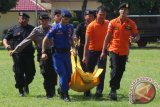 Petugas gabungan Polri, Basarnas dan BPBD melakukan latihan evakuasi korban dalam pelatihan penanggulangan bencana di Medan, Sumatera Utara, Jumat (10/6). Latihan gabungan antara Badan Penanggulangan Bencana Daerah (BPBD) Sumut, Basarnas dan Polri tersebut untuk meningkatkan kemampuan dan kesiapan personil SAR dalam menangani korban bencana alam secara cepat dan tepat. ANTARA SUMUT/Septianda Perdana/16