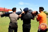 Petugas gabungan Polri, Basarnas dan BPBD melakukan latihan evakuasi korban dalam pelatihan penanggulangan bencana di Medan, Sumatera Utara, Jumat (10/6). Latihan gabungan antara Badan Penanggulangan Bencana Daerah (BPBD) Sumut, Basarnas dan Polri tersebut untuk meningkatkan kemampuan dan kesiapan personil SAR dalam menangani korban bencana alam secara cepat dan tepat. ANTARA SUMUT/Septianda Perdana/16