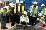 Menteri Pekerjaan Umum dan Perumahan Rakyat Basuki Hadimuljono (tengah) bersama Walikota Bandung Ridwan Kamil (kedua kiri) dan Wagub Jabar Dedy Mizwar (ketiga kanan) mengikuti acara Ground Breaking Pembangunan Flyover Antapani, Bandung, Jawa Barat, Jumat (10/6). Ground breaking Flyover Antapani merupakan proyek percontohan pembangunan jembatan layang dengan struktur baja bergelombang yang dikombinasikan dengan timbunan ringan. ANTARA FOTO/Agus Bebeng/wdy/16.