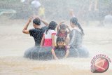 Sejumlah warga Tionghoa menjalankan tradisi mandi bakcang bersama saat perayaan Peh Cun, di Sungai Kapuas, Pontianak, Kalbar, Kamis (9/6). Selain mandi bersama untuk membersihkan diri dari aura negatif yang rutin dilakukan setiap tanggal 5 bulan 5 tahun Imlek di Sungai Kapuas, perayaan Peh Cun juga diisi dengan menyantap makanan Bakcang bersama keluarga besar. (Foto Jessica Helena Wuysang)