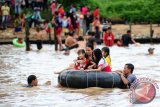 Sejumlah warga Tionghoa menjalankan tradisi mandi bakcang bersama saat perayaan Peh Cun, di Sungai Kapuas, Pontianak, Kalbar, Kamis (9/6). Selain mandi bersama untuk membersihkan diri dari aura negatif yang rutin dilakukan setiap tanggal 5 bulan 5 tahun Imlek di Sungai Kapuas, perayaan Peh Cun juga diisi dengan menyantap makanan Bakcang bersama keluarga besar. ANTARA FOTO/Jessica Helena Wuysang/16