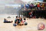 Sejumlah warga Tionghoa menjalankan tradisi mandi bakcang bersama saat perayaan Peh Cun, di Sungai Kapuas, Pontianak, Kalbar, Kamis (9/6). Selain mandi bersama untuk membersihkan diri dari aura negatif yang rutin dilakukan setiap tanggal 5 bulan 5 tahun Imlek di Sungai Kapuas, perayaan Peh Cun juga diisi dengan menyantap makanan Bakcang bersama keluarga besar. ANTARA FOTO/Jessica Helena Wuysang/16