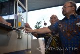 Direktur Utama PT Citra Persada Infrastruktur (CPI) Indrawan Sumantri (kanan) Kepala Badan Pengatur Jalan Tol (BPJT) Herry Trisaputra Zuna (kiri) ketika meresmikan Implementasi E-Payment Multi Bank dengan Menggunakan kartu Brizzi sebagai Alternatif baru alat pembayaran tol di Gerbang Tol Waru-Juanda menanggal, Surabaya, Jawa Timur, Jumat (10/6). Implementasi E-Payment Multi Bank dengan Menggunakan kartu Brizzi merupakan alat pembayaran tol non tunai yang bertujuan untuk mempercepat, mempermudah transaksi dan kepraktisan pembayaran tol. Antara Jatim/Umarul Faruq/zk/16 