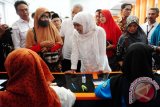 Menteri Sosial, Khofifah Indar Parawansa (tengah) berdialog dengan warga penerima bantuan Program Keluarga Harapan (PKH) di Kantor Pos Pontianak, Kalbar, Sabtu (11/6). Mensos melakukan kunjungan kerja di Kalbar yaitu di Kota Pontianak dan Kabupaten Mempawah, guna menyerahkan bantuan PKH tahap kedua tahun 2016. (Foto Antara Kalbar /Jessica Helena Wuysang)