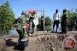 Anggota Babinsa Kodim 0101/BS Kodam Iskandar Muda membangun jamban untuk keluarga nelayan di Lampulo, Banda Aceh, Aceh, Jumat (10/6). Sejak 2015 TNI telah mencanangkan gebrakan sejuta jamban sebagai program penyediaan sarana sanitasi yang sehat (hygiene sanitation) berbasis masyarakat dan meningkatkan kesadaran tidak membuang air besar (BAB) sembarangan. ANTARA FOTO/Irwansyah Putra/foc/16.