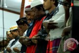 Sejumlah Imigran Rohingya melaksanakan ibadah salat tarawih di penampungan sementara Shelter Blang Adoe, Kuta Makmur, Aceh Utara, Provinsi Aceh, Jumat (10/6). Sebanyak 323 orang sisa pengungsi Rohingya yang menempati tiga lokasi penampungan di Aceh Utara, Aceh Timur dan Langsa juga melaksanakan 23 rakaat plus witir ibadah salat tarawih seperti umumnya warga muslim di Aceh. ANTARA FOTO/Rahmad/pd/16
