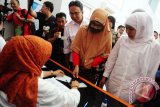 Menteri Sosial, Khofifah Indar Parawansa (kanan) berdialog dengan warga penerima bantuan Program Keluarga Harapan (PKH) di Kantor Pos Pontianak, Kalbar, Sabtu (11/6). Mensos melakukan kunjungan kerja di Kalbar yaitu di Kota Pontianak dan Kabupaten Mempawah, guna menyerahkan bantuan PKH tahap kedua tahun 2016. (Foto Antara Kalbar/Jessica Helena Wuysang)