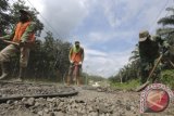 Pekerja melakukan perbaikan Jalan Lintas Timur (Jalintim) Sumsel - Jambi di Kec Babat Supat, Musi Banyuasin (Muba), Sumatera Selatan, Jumat (10/6). Balai Besar Pelaksanaan Jalan Nasional (BBPJN) III Kementerian Pekerjaan Umum dan Perumahan Rakyat menargetkan perbaikan Jalintim Sumsel - Jambi selesai H-14 sebelum lebaran. ANTARA FOTO/Nova Wahyudi/pd/16