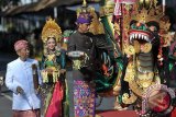 Presiden Joko Widodo (tengah) didampingi Gubernur Bali Made Mangku Pastika (kiri) memukul kentongan saat membuka Pesta Kesenian Bali ke-38 di Depan Monuman Bajra Sandhi, Denpasar, Sabtu (11/6). Festival tahunan bidang seni budaya tersebut akan berlangsung dari 11 Juni hingga 9 Juli 2016 di Taman Budaya Denpasar yang diikuti ribuan seniman termasuk 11 grup kesenian dari luar negeri. ANTARA FOTO/Nyoman Budhiana/i018/2016.