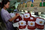 Pekerja menyelesaikan pembuatan topi sekolah di kawasan Gedangan, Sidoarjo, Jawa Timur, Jumat (10/6). Produksi topi sekolah mengalami peningkatan hingga 75 persen dibanding hari biasanya menjelang tahun baru ajaran sekolah dan dikirim ke luar pulau jawa, Madura dan Kalimantan. Antara Jatim/Umarul Faruq/zk/16