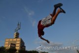 Penggiat olahraga parkour berlatih sambil menunggu buka puasa di kawasan makam Gus Dur di Tebuireng, Jombang, Jawa Timur, Jumat (10/6). Kawasan makam Gus Dur, menjadi salah satu tempat pilihan masyarakat sekitar untuk menunggu berbuka puasa serta melihat pembangunan museum Islam Nusantara Hasyim Asyari (MINHA). Antara Jatim/Syaiful Arif/zk/16