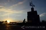 Warga bersepeda keliling museum Islam Nusantara Hasyim Asy'ari sambil menunggu buka puasa di kawasan makam Gus Dur di Tebuireng, Jombang, Jawa Timur, Jumat (10/6). Kawasan makam Gus Dur, menjadi salah satu tempat pilihan masyarakat sekitar untuk menunggu berbuka puasa serta melihat pembangunan museum Islam Nusantara Hasyim Asyari (MINHA). Antara Jatim/Syaiful Arif/zk/16