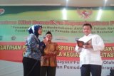 Menpora Imam Nachrawi didampingi Staf Ahli Yuni Poerwanti membuka Mushaf Al Quran sumbangan APP Sinar Mas pada Pesantren Kilat (Sanlat) Ramadhan 1437 H/2016 M, di Pusat Pemberdayaan Pemuda dan Olahraga Nasional (PP PON) Kemenpora, Cibubur, Jakarta Timur. (Foto ANTARA/Ahmadi/Dok).