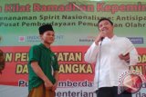 Salah satu peserta terbaik Sanlat Ramadhan 1437 H/2016 M, di Pusat Pemberdayaan Pemuda dan Olahraga Nasional (PP PON) Kemenpora, Cibubur, Jaktim, mendapat kehormatan Al Quran sumbangan APP Sinar Mas yang sudah ditandangani langsung Menpora Imam Nachrawi. (Foto ANTARA/Ahmadi/Dok).