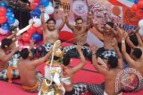 Anak berkebutuhan khusus berkolaborasi dengan sejumlah seniman mementaskan Tarian Kecak saat mengikuti lomba seni anak berkebutuhan khusus di Kuta, Bali, Minggu (12/6). Kegiatan tersebut digelar untuk mengapresiasi bakat dan kreativitas seni sekaligus menumbuhkan rasa percaya diri bagi anak berkebutuhan khusus. ANTARA FOTO/Fikri Yusuf/wdy/16