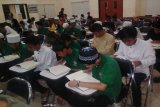 Para Santriwan Kegiatan Pesantren Kilat Ramadhan Kepemimpinan Pemuda Se-Jabodetabek 1437 H/2016 M saat Mengaji, di Pusat Pemberdayan Pemuda dan Olahraga Nasional (PP PON), Cibubur, Jakarta Timur. (ANTARA FOTO/Ahmadi/Dok).