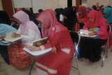 Para Santriwati Kegiatan Pesantren Kilat Ramadhan Kepemimpinan Pemuda Se-Jabodetabek 1437 H/2016 M saat Mengaji, di Pusat Pemberdayan Pemuda dan Olahraga Nasional (PP PON), Cibubur, Jakarta Timur. (ANTARA FOTO/Ahmadi/Dok). 