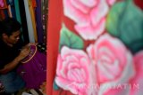 Sejumlah pengrajin melukis dengan media busana kain di industri rumahan Candi, Sidoarjo, Jawa Timur, Sabtu (11/6). Permintaan busana kain lukis pada bulan Ramadan mengalami kenaikan 50 persen dibanding hari biasanya, di jual dengan harga Rp350 ribu hingga Rp2 juta dan dipasarkan ke berbagai daerah di Indonesia terutama Medan. Antara Jatim/Umarul Faruq/zk/16