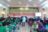 Para peserta Seminar Go Green dan Peduli Kependudukan pada Kegiatan Pesantren Kilat Ramadhan Kepemimpinan Pemuda Se-Jabodetabek 1437 H/2016 M saat mendengarkan pemateri, di Pusat Pemberdayan Pemuda dan Olahraga Nasional (PP PON) Cibubur, Jakarta Timur. (ANTARA FOTO/Ahamdi/Dok). 