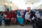 Para peserta Seminar Go Green dan Peduli Kependudukan pada Kegiatan Pesantren Kilat Ramadhan Kepemimpinan Pemuda Se-Jabodetabek 1437 H/2016 M, di Pusat Pemberdayan Pemuda dan Olahraga Nasional (PP PON) Cibubur, Jakarta Timur. (ANTARA FOTO/Ahamdi/Dok). 