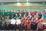 Para peserta Pesantren Kilat (Sanlat) Ramadhan Kepemimpinan Pemuda Se-Jabodetabek 1437 H/2016 M saat foto bersama Menpora RI Imam Nacharawi, di Pusat Pemberdayan Pemuda dan Olahraga Nasional (PP PON), Cibubur, Jakarta Timur. (ANTARA FOTO/Ahamdi/Dok).