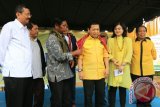 Ketua Umum DPP Partai Golkar Setya Novanto (ketiga kanan) didampingi isteri Desti Setya Novanto (kedua kanan) dipasangkan ulos Karo, disaksikan Gubernur Sumatera Utara T Erry Nuradi (kiri) dan kader Partai Golkar, ketika melakukan kunjungan ke kawasan desa kaki Gunung Sinabung, di Karo, Sumatera Utara, Minggu (12/6). Kunjungan Ketua Umum Partai Golkar beserta para kader, dalam rangka memberi bantuan kepada warga khususnya pengungsi erupsi Gunung Sinabung. ANTARA SUMUT/Irsan Mulyadi/16