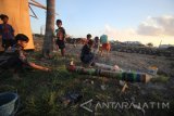 Sejumlah anak bermain meriam bambu di Surabaya, Jawa Timur, Minggu (12/6). Meriam bambu yang menggunakan karbit dan air tersebut merupakan salah satu permainan tradisional yang biasa dimainkan saat Bulan Ramadan. Antara Jatim/Moch Asim/zk/16