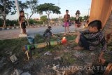 Sejumlah anak bermain meriam bambu di Surabaya, Jawa Timur, Minggu (12/6). Meriam bambu yang menggunakan karbit dan air tersebut merupakan salah satu permainan tradisional yang biasa dimainkan saat Bulan Ramadan. Antara Jatim/Moch Asim/zk/16