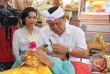 Presiden Direktur Blue Bird Group Holding, Noni Purnomo (kiri) mendampingi Walikota Denpasar Ida Bagus Rai Dharma Wijaya Mantra (kanan) saat menjadi Sangging atau pelaksana ritual potong gigi di Denpasar, Bali, senin (13/6). Blue Bird Bali kembali mendukung kegiatan religi dan adat di Bali yakni ritual potong gigi 'Mapandes Kinembulan' yang dilakukan setelah usia dewasa untuk penganut Agama Hindu. ANTARA FOTO/HO/wdy/16