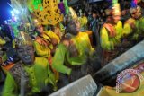 Peserta Festival Arakan Sahur memainkan alat musik tradisional saat melintasi Jalan Jenderal Sudirman, Kuala Tungkal, Tanjung Jabung Barat, Jambi, Minggu (12/6) dini hari. Festival Arakan Sahur yang digelar Pemerintah Kabupaten Tanjung Jabung Barat tersebut diikuti ratusan peserta dari perwakilan pesantren, remaja masjid, dan kelompok pemuda setempat. ANTARA FOTO/Wahdi Septiawan/aww/16.