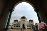 Warga beraktivitas di halaman Masjid Raya Medan atau Masjid Raya al-Mashun, di Medan, Sumatera Utara, Minggu (12/6). Obyek sejarah kebanggaan warga Medan dan Melayu yang dibangun oleh Kesultanan Deli pada tahun 1906 tersebut dirancang oleh arsitek asal Belanda dengan menggunakan gaya arsitektur perpaduan Timur Tengah, India dan Eropa menjadi pusat kegiatan ibadah saat bulan Ramadan. ANTARA SUMUT/Septianda Perdana/16