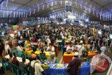 Warga memadati kawasan Ramadan Fair untuk menunggu waktu berbuka puasa, di Medan, Sumatera Utara, Minggu malam (12/6). Kegiatan tahunan yang dilaksanakan setiap bulan ramadan tersebut, sebagai saah satu wisata religi di Medan. ANTARA SUMUT/Septianda Perdana/16