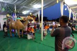 Warga memadati kawasan Ramadan Fair untuk menunggu waktu berbuka puasa, di Medan, Sumatera Utara, Minggu malam (12/6). Kegiatan tahunan yang dilaksanakan setiap bulan ramadan tersebut, sebagai saah satu wisata religi di Medan. ANTARA SUMUT/Septianda Perdana/16