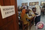 Petugas melayani calon siswa pendaftar yang mengembalikan berkas setelah mendaftar secara online dalam Penerimaan Peserta Didik Baru (PPDB) di SMA Negeri 1 Ungaran, Kabupaten Semarang, Jawa Tengah, Senin (13/6/2016). Dinas Pendidikan dan Kebudayaan setempat melaksanakan PPDB secara online di 40 sekolah dari jenjang SD, SMP, hingga SMA dan menegaskan pendaftaran siswa baru setempat tidak memungut biaya baik secara online maupun non-online (reguler). (Foto Aditya Pradana Putra)