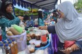 Sejumlah pembeli memilih makanan saat digelar bazar makanan dan minuman untuk takjil berbuka puasa di Alun-alun Kota Madiun, Jawa Timur, Selasa (14/6). Pemkot Madiun menggelar bazar makanan dan minuman untuk takjil berbuka puasa yang diikuti oleh ibu-ibu PKK dari 27 kelurahan yang ada di Kota Madiun selama lima hari. Antara Jatim/Siswowidodo/zk/16