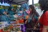 Sejumlah pembeli memilih makanan saat digelar bazar makanan dan minuman untuk takjil berbuka puasa di Alun-alun Kota Madiun, Jawa Timur, Selasa (14/6). Pemkot Madiun menggelar bazar makanan dan minuman untuk takjil berbuka puasa yang diikuti oleh ibu-ibu PKK dari 27 kelurahan yang ada di Kota Madiun selama lima hari. Antara Jatim/Siswowidodo/zk/16