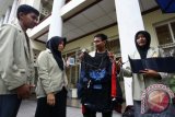 Mahasiswa Universitas Gadjah Mada (UGM) menunjukan jaket yang menggunakan Rancang Bangun Sistem Robot dalam Jaket (Rojak) di UGM, DI Yogyakarta, Selasa (14/6). Inovasi jaket karya lima mahasiswa UGM diantaranya Indra Budi Setioputro, Sevia Rani Irianti, Derly Shayyiban Naafian, Selvi Faritasari dan Ikhsan Tanonto Mulyo itu memanfaatkan teknologi robotik dalam jaket yang memiliki inovasi sensor kehangatan dan pijatan otomatis. ANTARA FOTO/Andreas Fitri Atmoko/wdy/16.