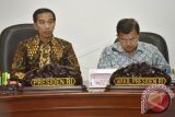 Presiden Joko Widodo (kiri) didampingi Wapres Jusuf Kalla (kanan) memimpin Rapat Terbatas Kabinet membahas kerangka kerja konvensi tentang pengendalian tembakau, Jakarta, Selasa (14/6). Presiden menegaskan, pengendalian komoditas tembakau harus mengutamakan kepentingan nasional, yaitu kesehatan masyarakat terutama anak-anak, industri tembakau, serta dampak bagi petani tembakau. ANTARA FOTO/Yudhi Mahatma/wdy/16.