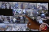 Petugas kepolisian dari Direktorat Narkoba Polda Sumut menunjukkan kamera pengawas (CCTV) yang mamantau aktivitas ruangan tahanan di Mapolda Sumatera Utara, Medan, Selasa (14/6). Sebanyak 11 tahanan narkoba melarikan diri dari ruang tahanan dengan cara menggergaji gembok besi pintu sel dan keluar saat petugas piket sedang tidur. ANTARA SUMUT/Septianda Perdana/16