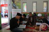 Sejumlah warga membaca Alquran di Musala SPBU 14.201.111 pada program "Sumatera Utara Mengaji" di Medan, Selasa (14/6). Kegiatan yang digelar PT Pertamina Marketing Operation Region I dalam rangka bulan Ramadan, untuk mengajak warga khususnya pelanggan mengaji dan akan diberi apresiasi voucher senilai Rp25.000 yang dapat ditukar produk Pertamax Series. ANTARA SUMUT/Irsan Mulyadi/16