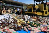 Petugas memusnahkan minuman keras di Mapolresta Medan, Sumatera Utara, Selasa (14/6). Sebanyak 3.800 botol minuman keras hasil operasi Pekat Toba 2016 sejajaran Polresta Medan, untuk menciptakan suasana kondusif di bulan Ramadan. ANTARA SUMUT/Irsan Mulyadi/16