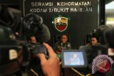 Kasdam I/Bukit Barisan Brigjen TNI Widagdo H Sukoco (tengah) didampingi Danpomdam I/BB Kolonel Cpm Yusri Nuryanto (kanan) Kapendam I/BB Letkol Inf Edi Hartono (kiri) memberi keterangan kepada wartawan terkait kasus daging ilegal yang melibatkan oknum TNI, di Makodam I/BB, Medan, Sumatera Utara, Selasa (14/6). Pada Senin (13/6) pihak Kodam I/BB menggerebek salah satu rumah prajurit TNI yang menyimpan 3,7 ton daging impor ilegal asal India, dan memeriksa juga menahan oknum TNI, Kopka TS dalam kasus tersebut. ANTARA SUMUT/Irsan Mulyadi/16