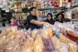 Kepala Balai Besar Pengawasan Obat dan Makanan (BBPOM) Jawa Timur I Gusti Ngurah Bagus Kusuma Dewa (tengah) memeriksa makanan ringan yang dijual di salah satu toko makanan di Blitar, Jawa Timur, Rabu (15/6). Pemeriksaan serentak terhadap sejumlah distributor makanan ringan di seluruh Jatim tersebut, merupakan salah satu upaya intensifikasi pengawasan pangan di bulan Ramadan serta jelang hari raya Idul Fitri. Antara Jatim/Irfan Anshori/zk/16