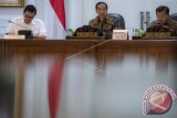 Presiden Joko Widodo (tengah) didampingi Wakil Presiden Jusuf Kalla (kanan) dan Menko Polhukam Luhut Pandjaitan (kiri) memimpin sidang kabinet terbatas di Kantor Kepresidenan, Jakarta, Rabu (15/6). Rapat tersebut membahas soal kebijakan pembangunan kelautan. ANTARA FOTO/Widodo S. Jusuf/wdy/16.