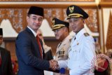 Gubernur Jambi Zumi Zola Zulkifli (kiri) berjabat tangan dengan Wakil Bupati Safrudin Dwi Apriyanto (kanan) disaksikan Bupati Bungo Mashuri (tengah) usai acara pengambilan sumpah jabatan dan pelantikan di Rumah Dinas Gubernur Jambi, Selasa (14/6). Zumi Zola melantik Mashuri-Safrudin sebagai Bupati-Wakil Bupati Bungo periode 2016-2021. ANTARA FOTO/Wahdi Septiawan/16.